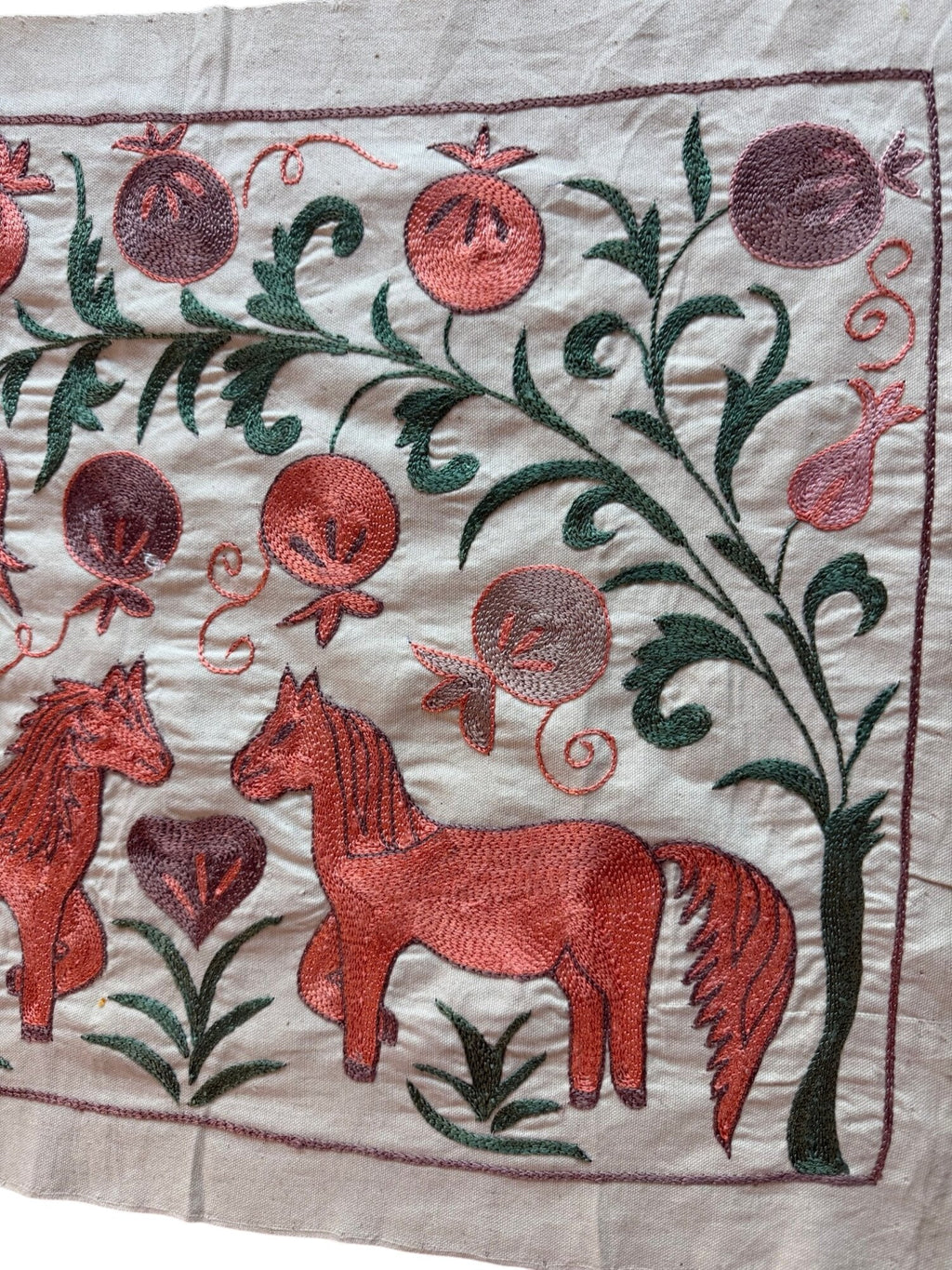Buhara At Figürlü El İşlemesi Suzani Duvar Örtüsü 50 x 140 cm