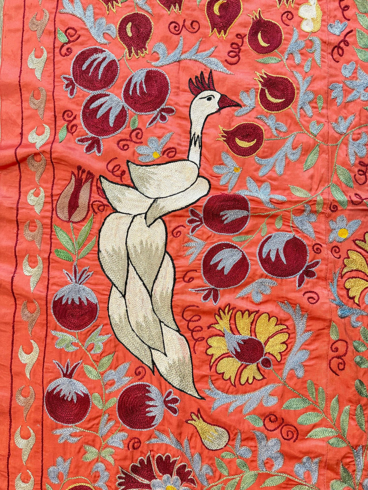 Kırmızı Tavus Kuşu Desenli İşlemeli Suzani Duvar Örtüsü 105 x 185 cm