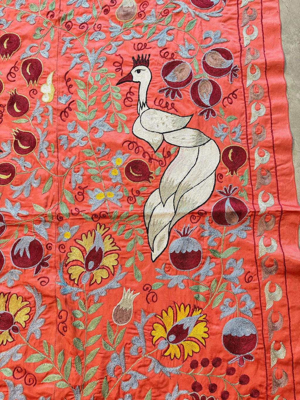 Kırmızı Tavus Kuşu Desenli İşlemeli Suzani Duvar Örtüsü 105 x 185 cm