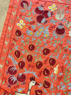 Kırmızı Tavus Kuşu Desenli İşlemeli Suzani Duvar Örtüsü 105 x 185 cm