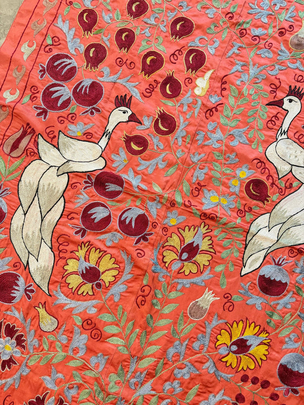 Kırmızı Tavus Kuşu Desenli İşlemeli Suzani Duvar Örtüsü 105 x 185 cm