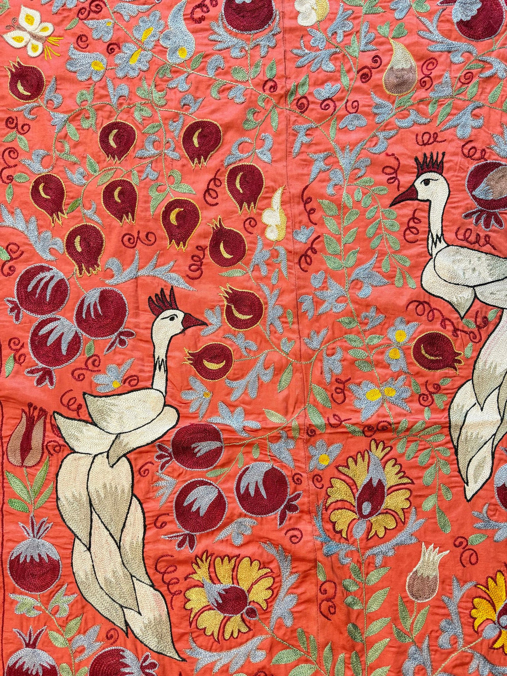 Kırmızı Tavus Kuşu Desenli İşlemeli Suzani Duvar Örtüsü 105 x 185 cm