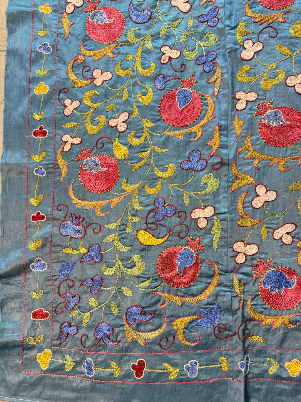 Taşkent Mavi Nar Desenli İşlemeli Suzani 97 x 190 cm