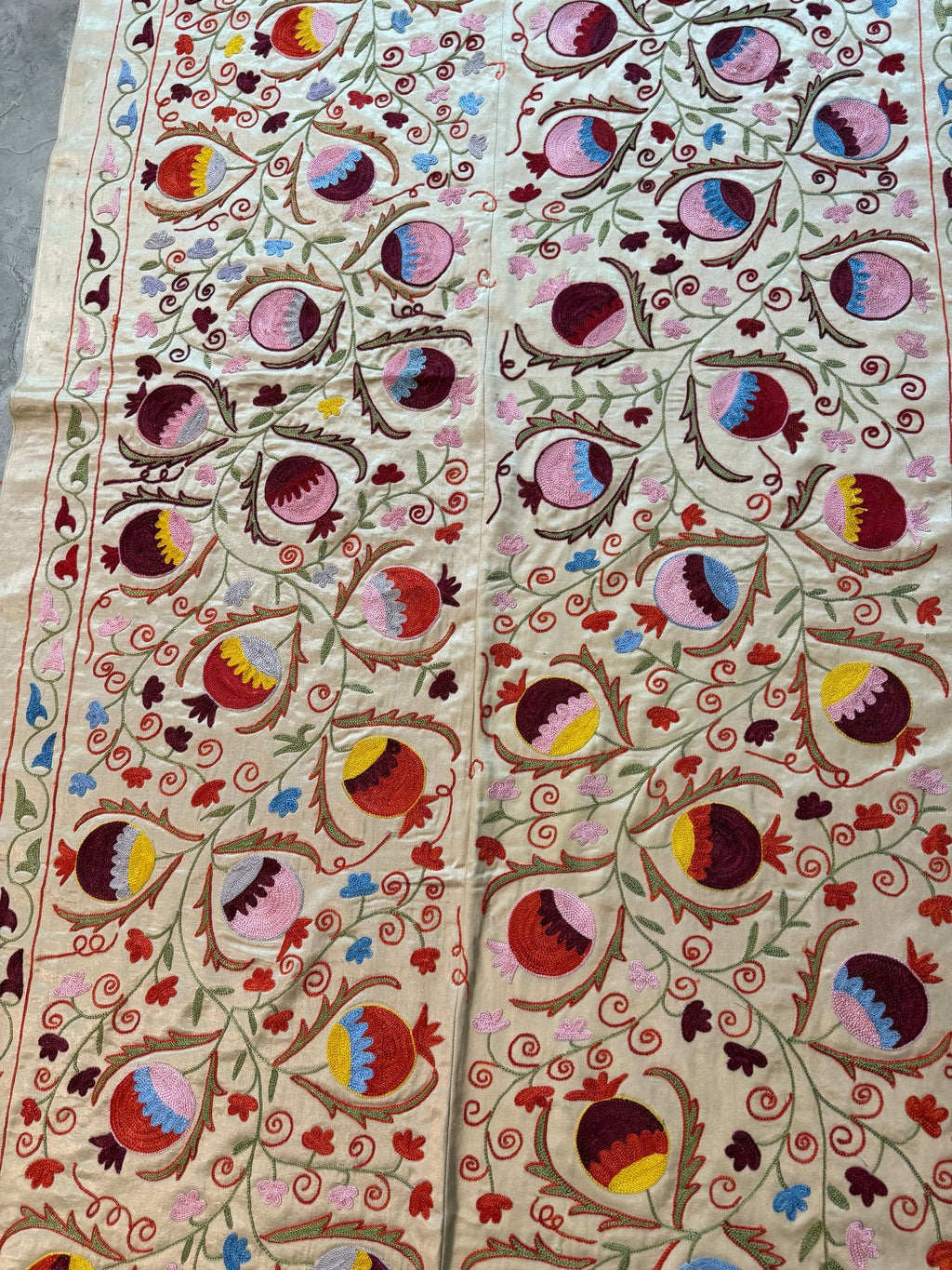 Semerkant Bej Nar Desenli İşlemeli Suzani Duvar Örtüsü 194 x 190 cm