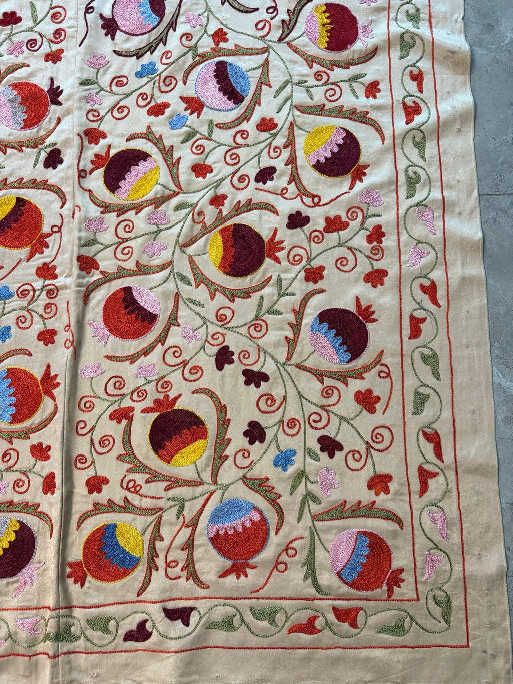 Semerkant Bej Nar Desenli İşlemeli Suzani Duvar Örtüsü 194 x 190 cm