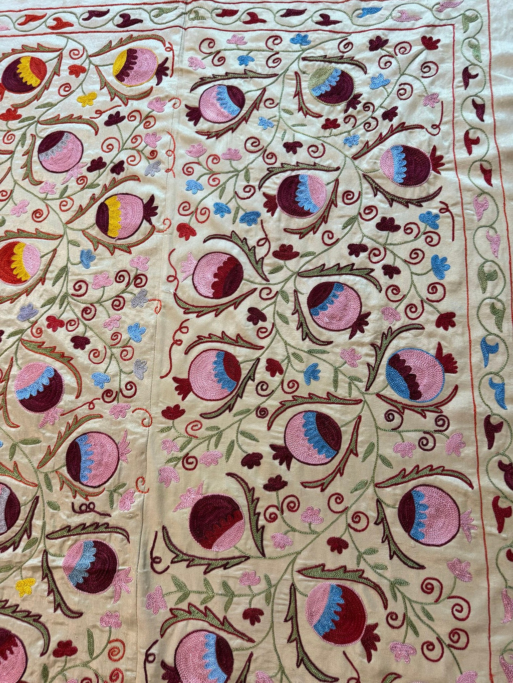 Semerkant Bej Nar Desenli İşlemeli Suzani Duvar Örtüsü 194 x 190 cm