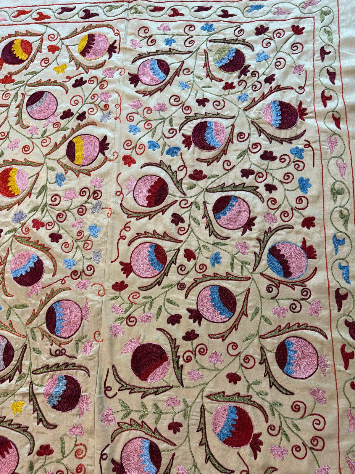 Semerkant Bej Nar Desenli İşlemeli Suzani Duvar Örtüsü 194 x 190 cm