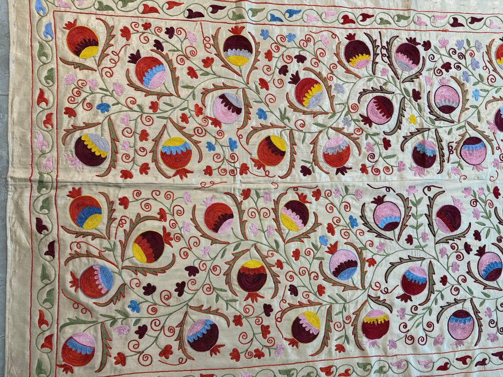Semerkant Bej Nar Desenli İşlemeli Suzani Duvar Örtüsü 194 x 190 cm
