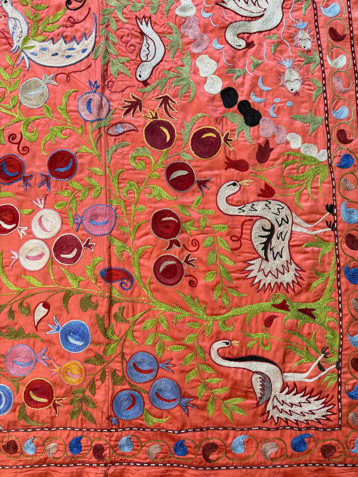 Kırmızı Kuş Desenli Suzani Duvar Örtüsü 104 x 190 cm