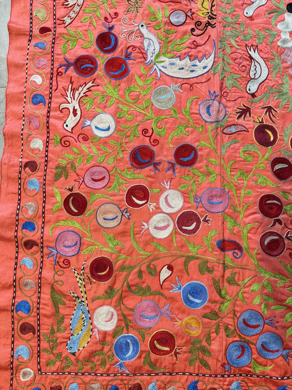Kırmızı Kuş Desenli Suzani Duvar Örtüsü 104 x 190 cm