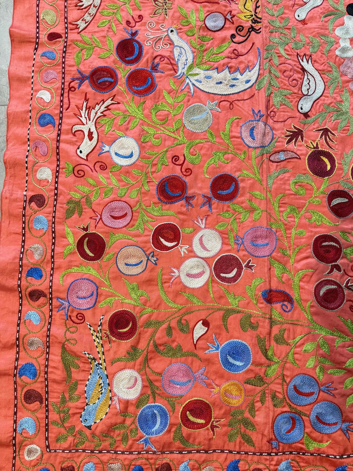 Kırmızı Kuş Desenli Suzani Duvar Örtüsü 104 x 190 cm