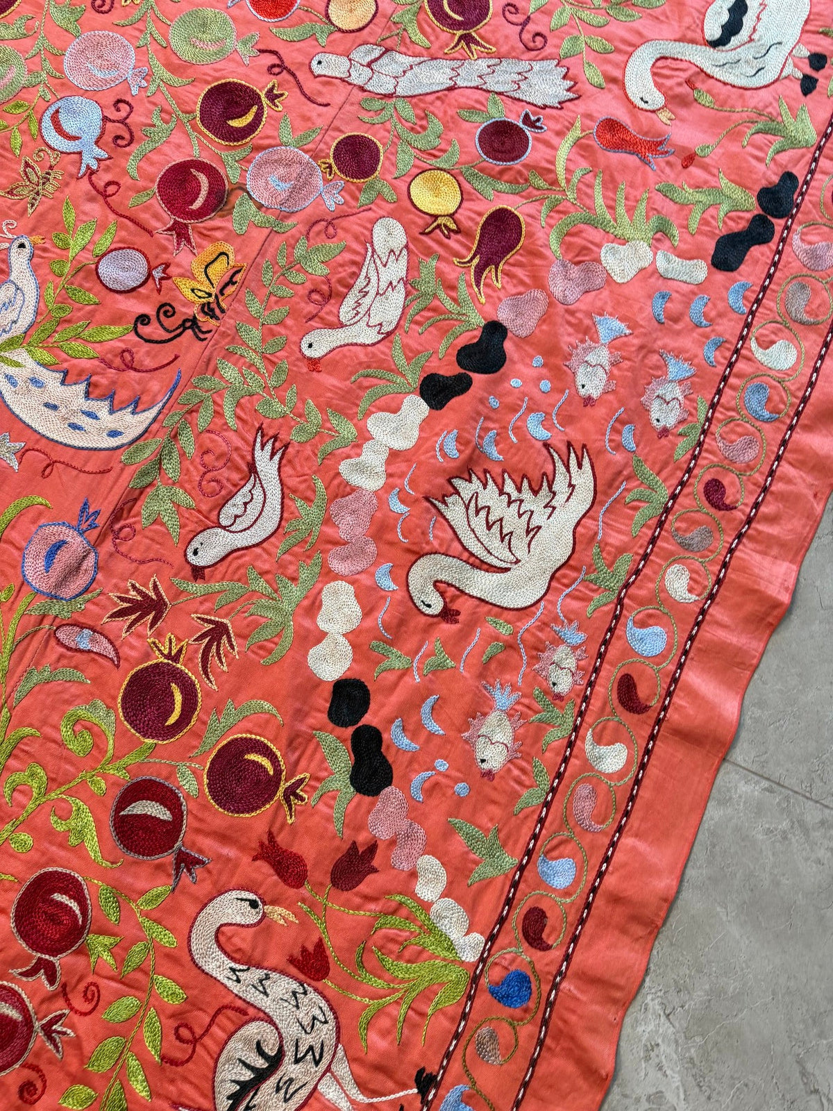 Kırmızı Kuş Desenli Suzani Duvar Örtüsü 104 x 190 cm