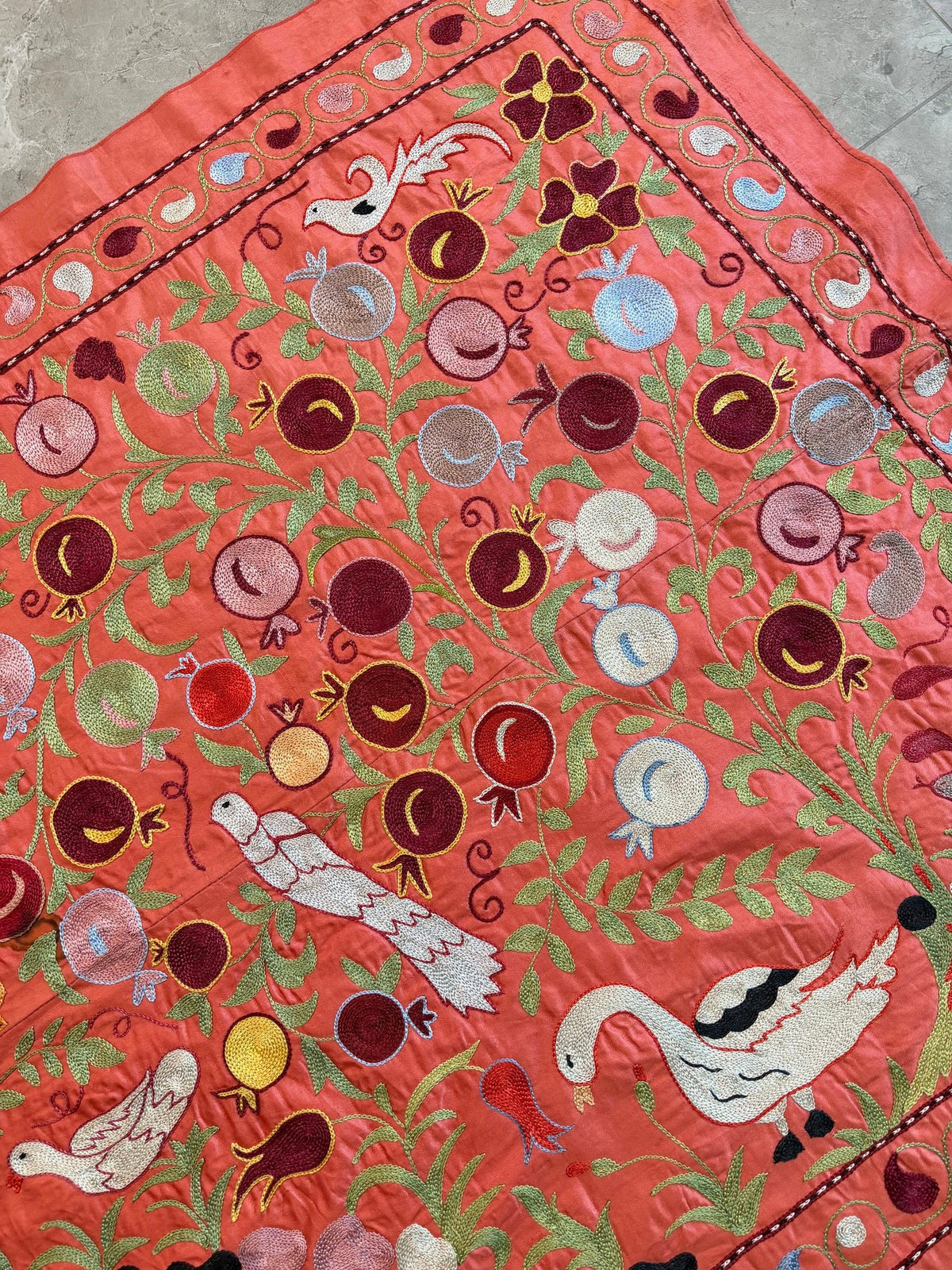 Kırmızı Kuş Desenli Suzani Duvar Örtüsü 104 x 190 cm