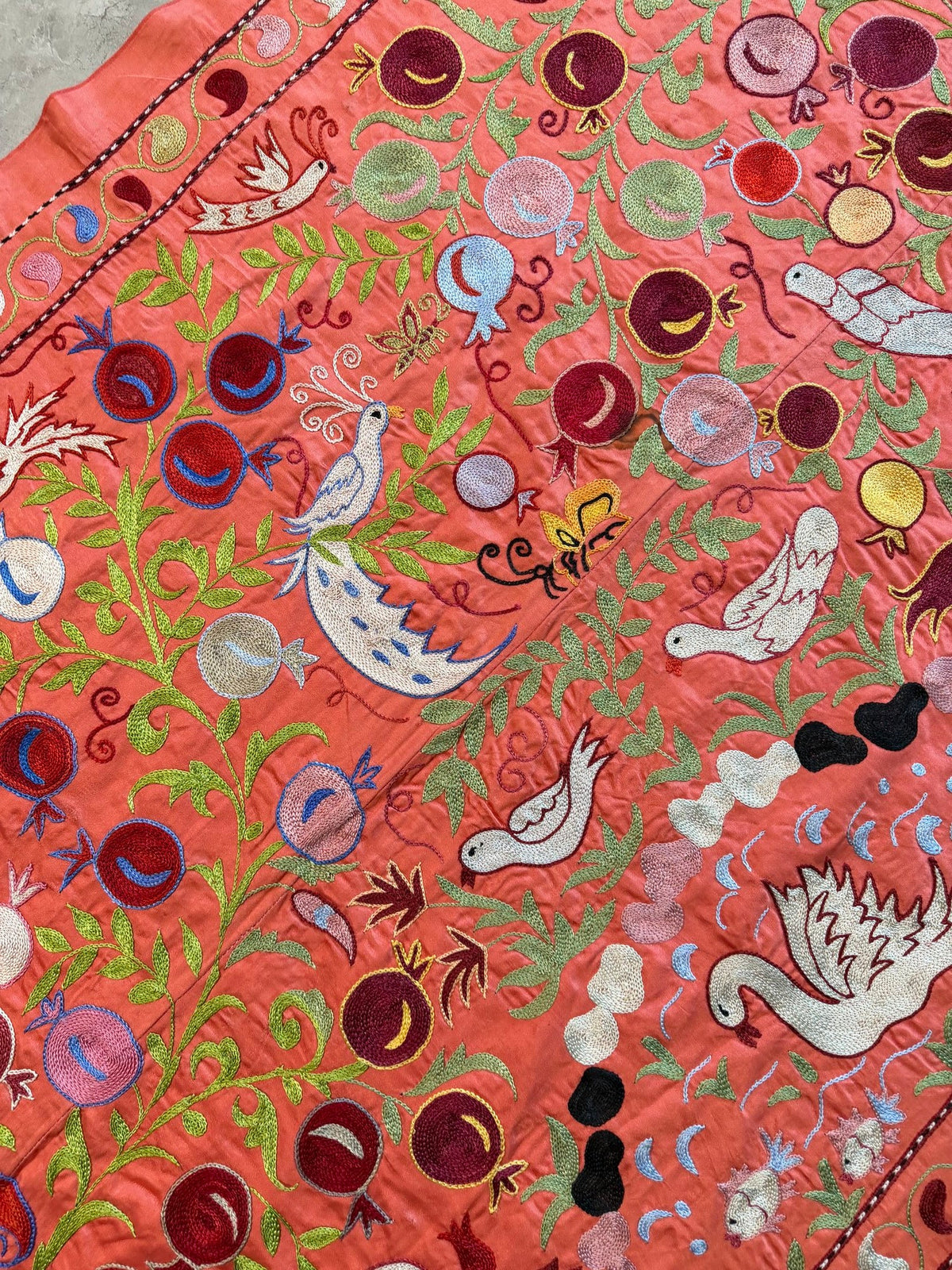 Kırmızı Kuş Desenli Suzani Duvar Örtüsü 104 x 190 cm