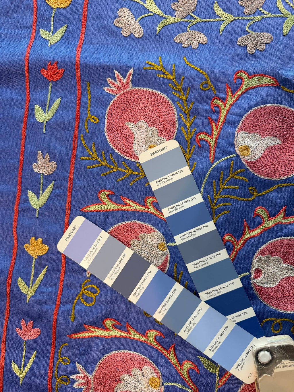Özbek Mavi Nar Desenli İşlemeli Suzani Duvar Örtüsü 50 x 195 cm