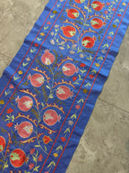 Özbek Mavi Nar Desenli İşlemeli Suzani Duvar Örtüsü 50 x 195 cm