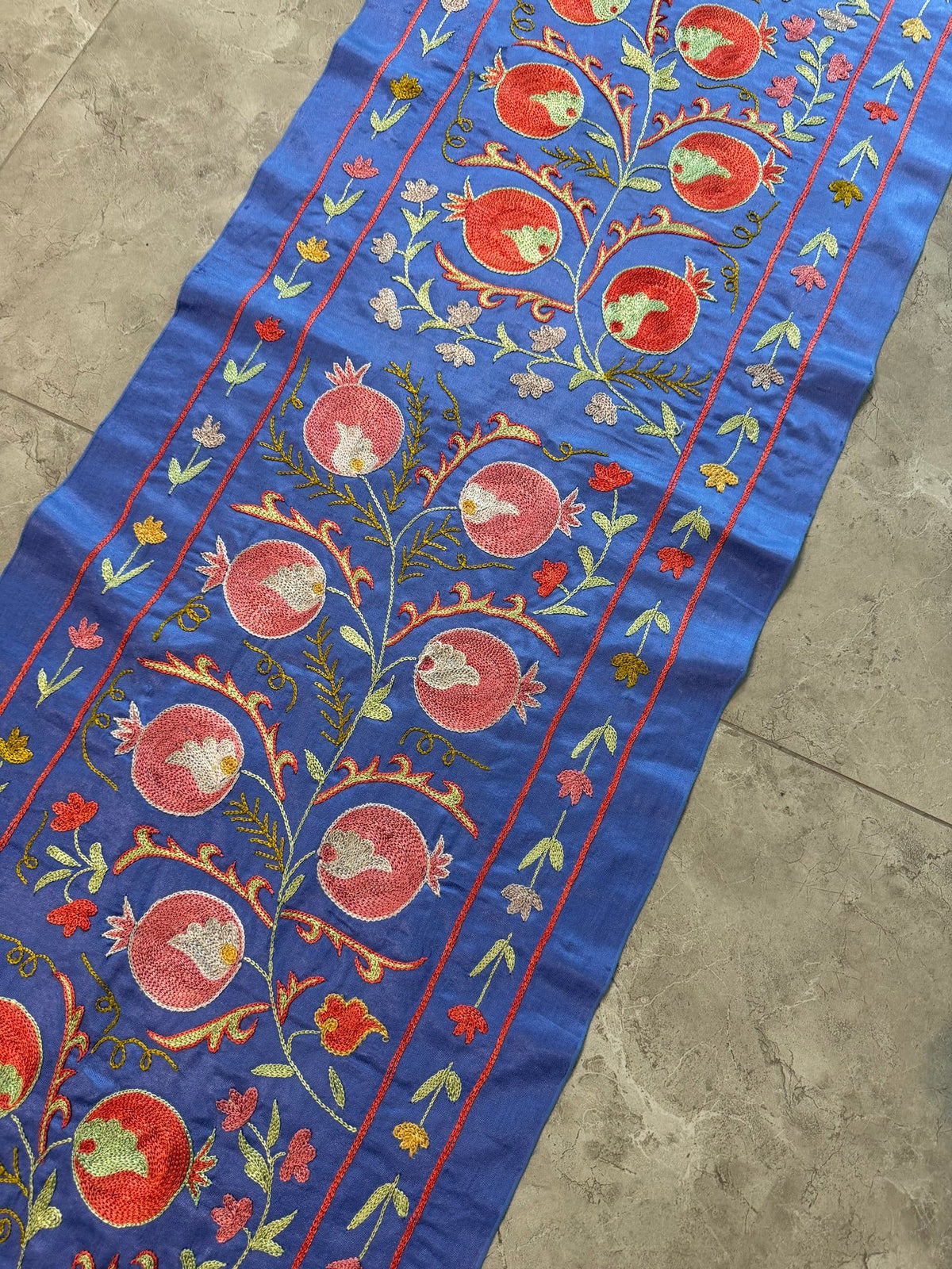 Özbek Mavi Nar Desenli İşlemeli Suzani Duvar Örtüsü 50 x 195 cm