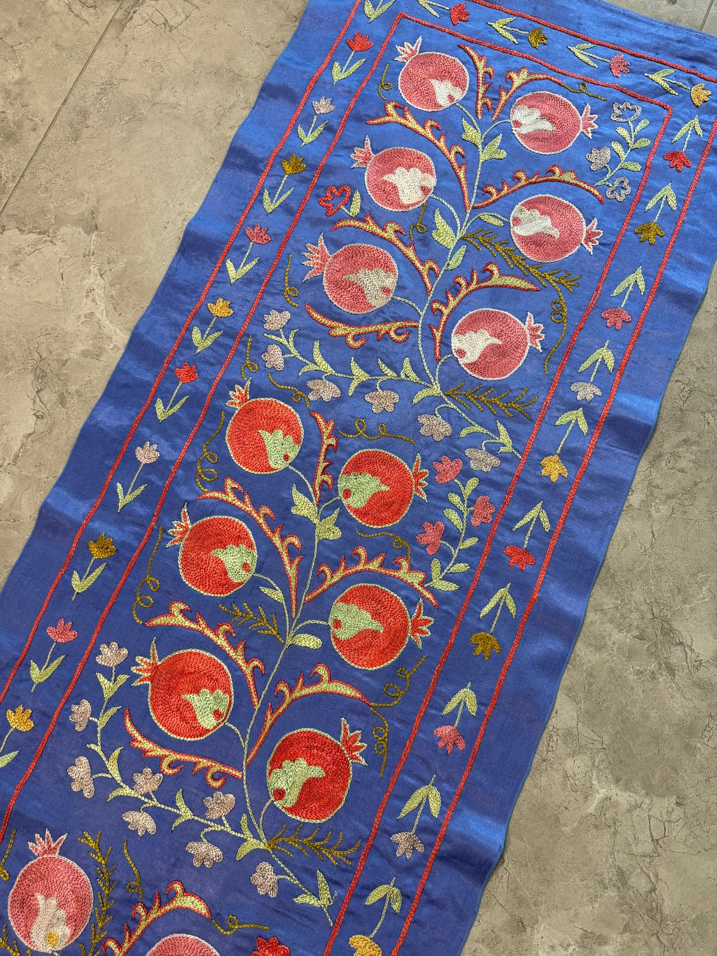 Özbek Mavi Nar Desenli İşlemeli Suzani Duvar Örtüsü 50 x 195 cm