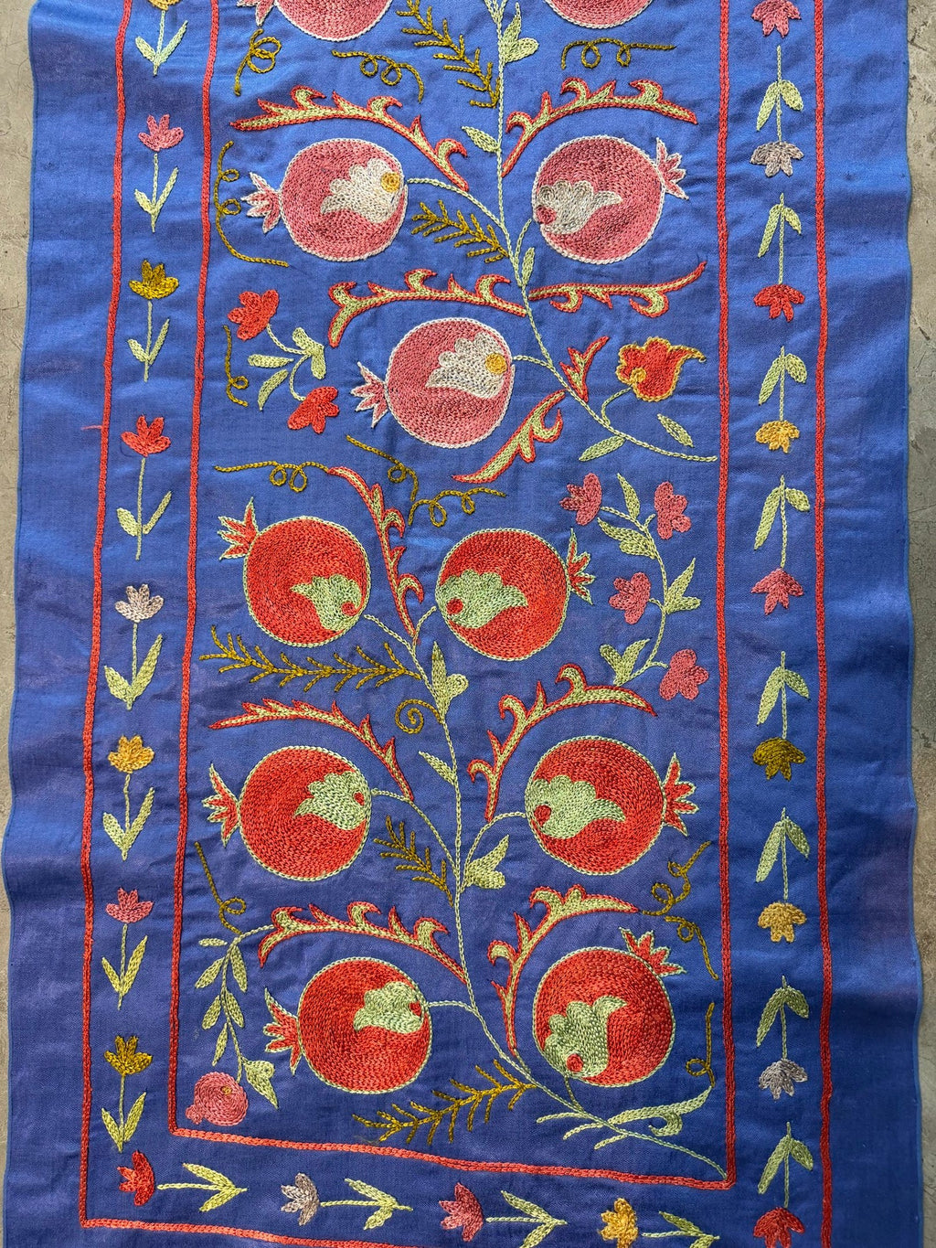 Özbek Mavi Nar Desenli İşlemeli Suzani Duvar Örtüsü 50 x 195 cm