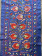 Özbek Mavi Nar Desenli İşlemeli Suzani Duvar Örtüsü 50 x 195 cm