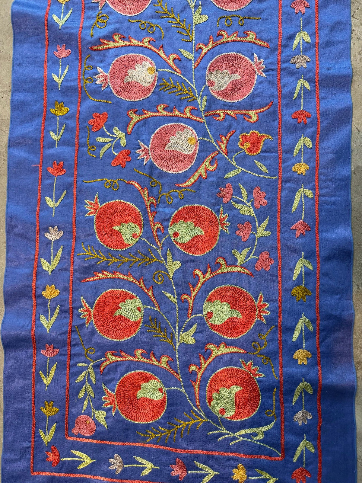 Özbek Mavi Nar Desenli İşlemeli Suzani Duvar Örtüsü 50 x 195 cm