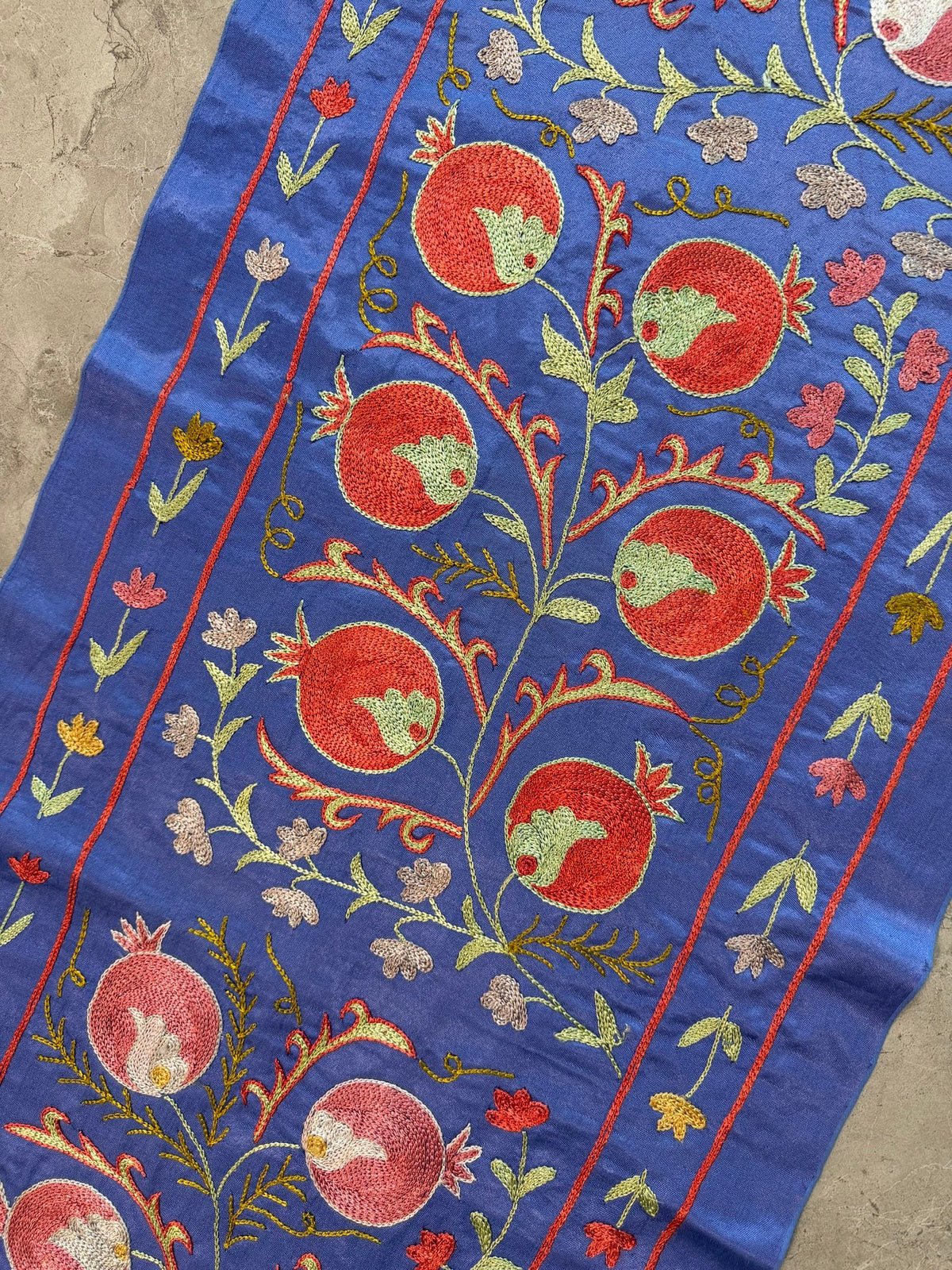 Özbek Mavi Nar Desenli İşlemeli Suzani Duvar Örtüsü 50 x 195 cm