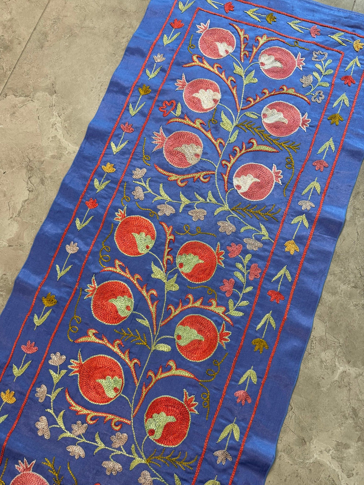 Özbek Mavi Nar Desenli İşlemeli Suzani Duvar Örtüsü 50 x 195 cm