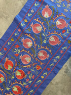 Özbek Mavi Nar Desenli İşlemeli Suzani Duvar Örtüsü 50 x 195 cm