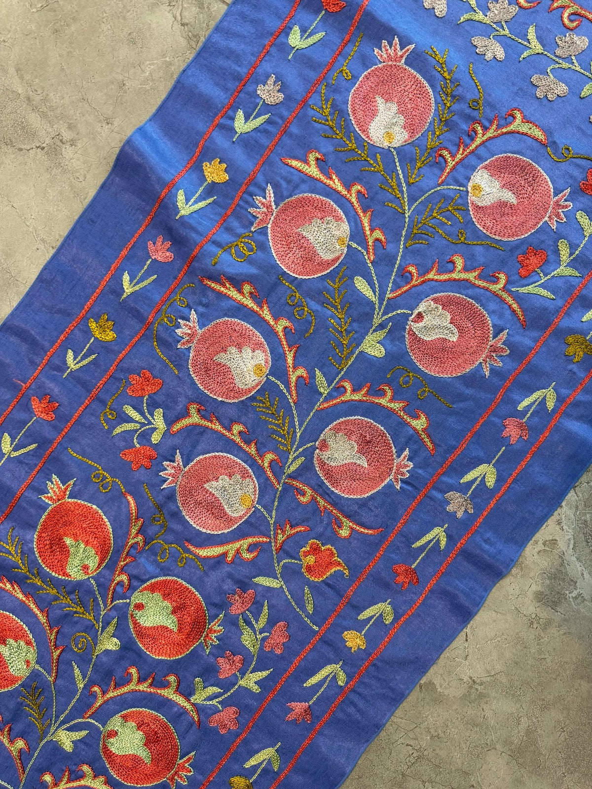 Özbek Mavi Nar Desenli İşlemeli Suzani Duvar Örtüsü 50 x 195 cm