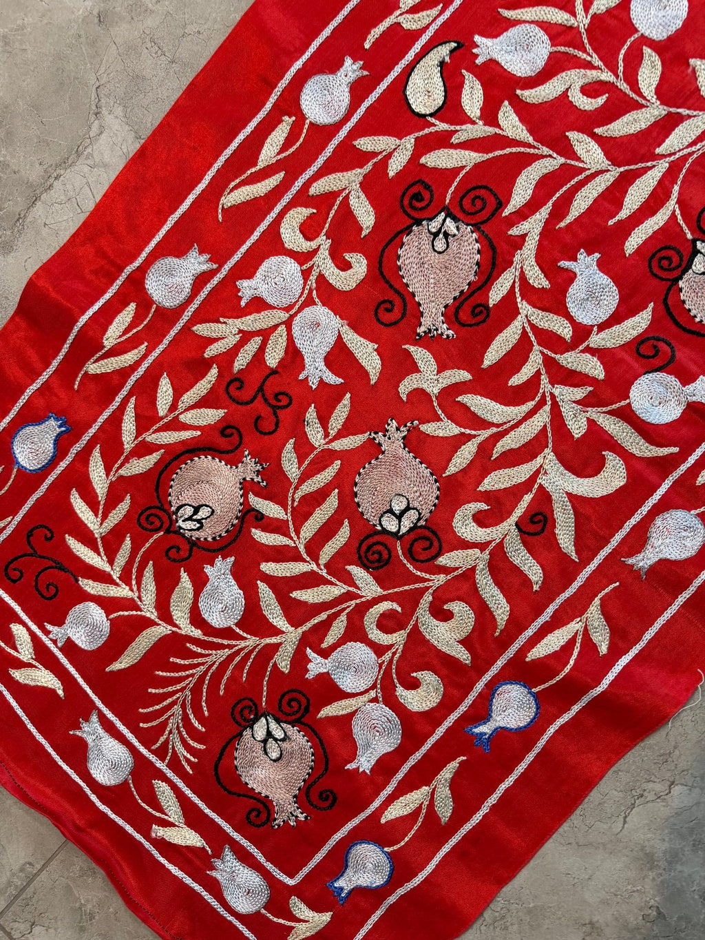 Kırmızı Nar Desenli İşlemeli Suzani Duvar Örtüsü 52 x 190 cm
