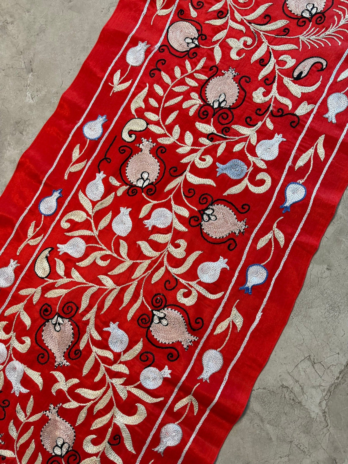 Kırmızı Nar Desenli İşlemeli Suzani Duvar Örtüsü 52 x 190 cm
