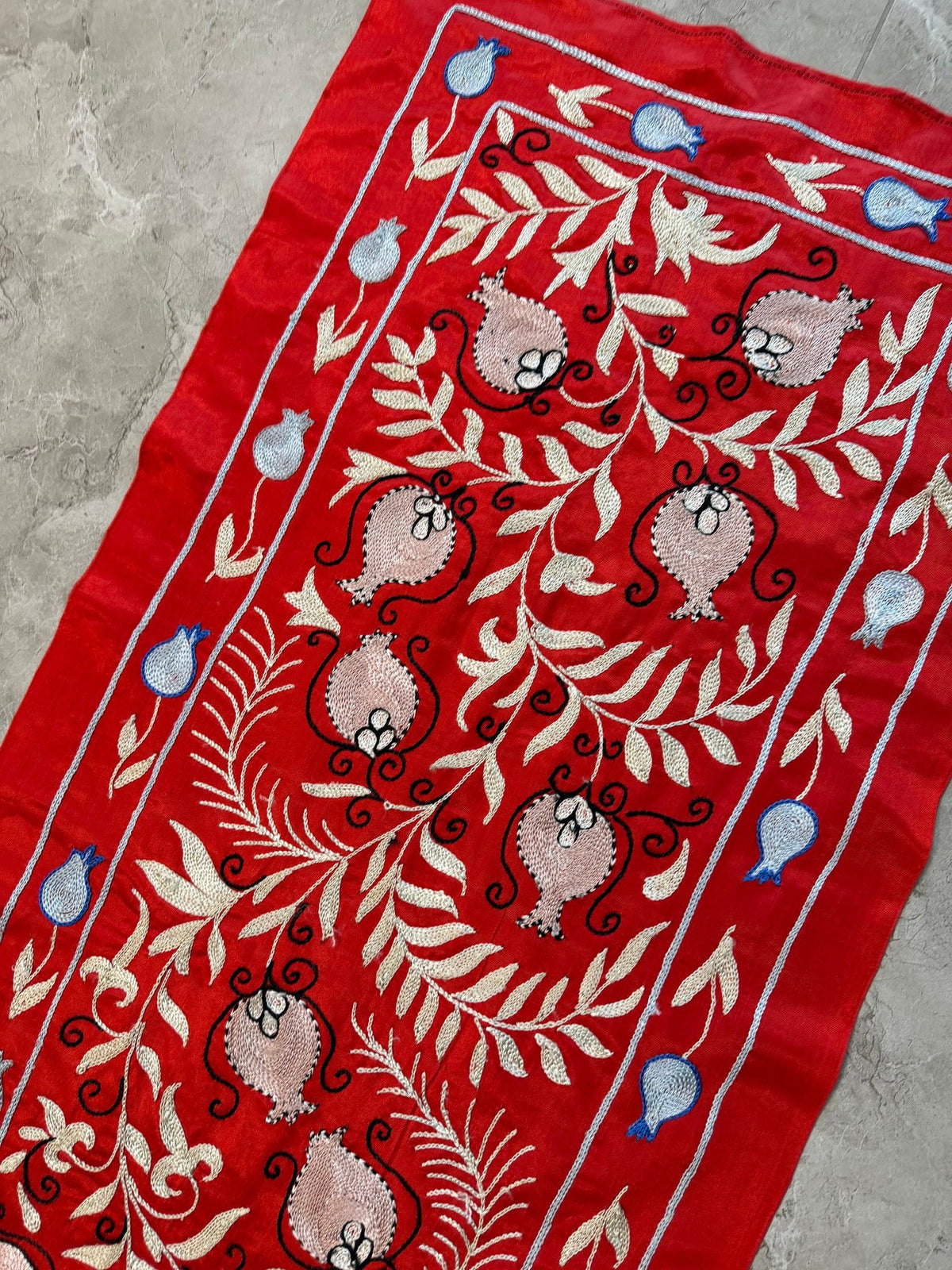 Kırmızı Nar Desenli İşlemeli Suzani Duvar Örtüsü 52 x 190 cm