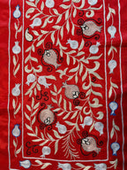 Kırmızı Nar Desenli İşlemeli Suzani Duvar Örtüsü 52 x 190 cm