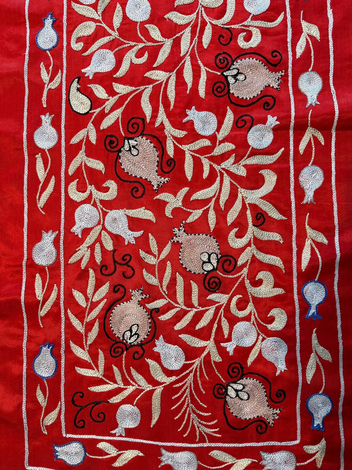 Kırmızı Nar Desenli İşlemeli Suzani Duvar Örtüsü 52 x 190 cm