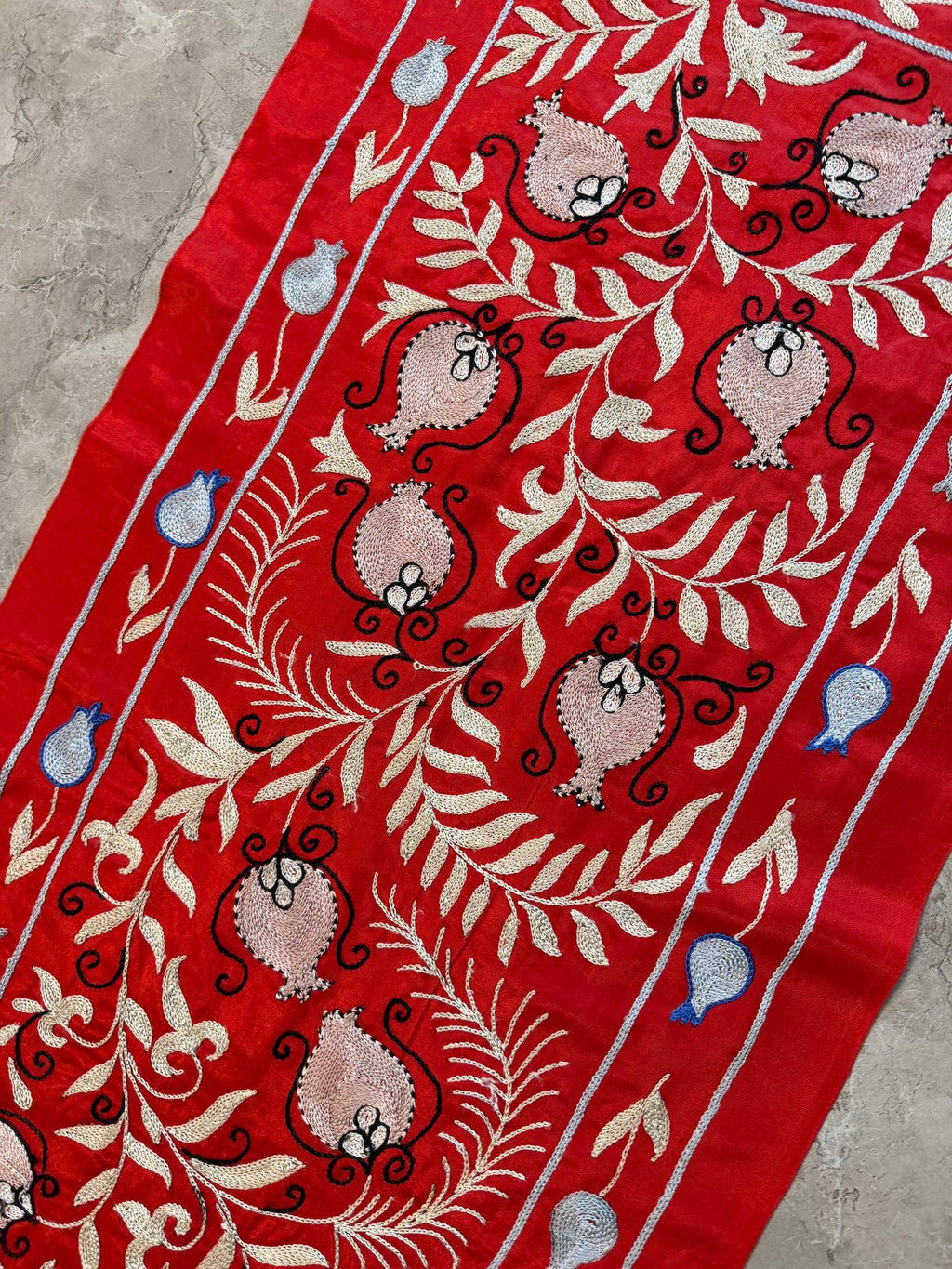 Kırmızı Nar Desenli İşlemeli Suzani Duvar Örtüsü 52 x 190 cm