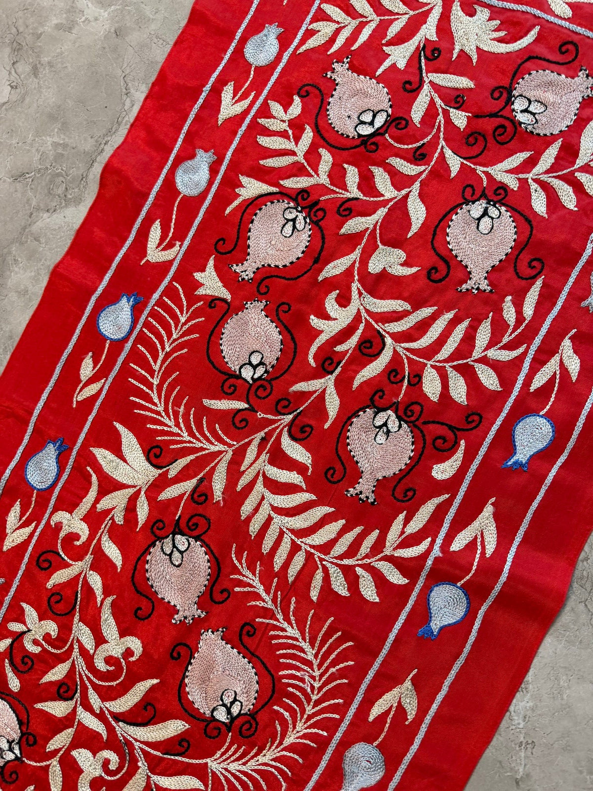 Kırmızı Nar Desenli İşlemeli Suzani Duvar Örtüsü 52 x 190 cm