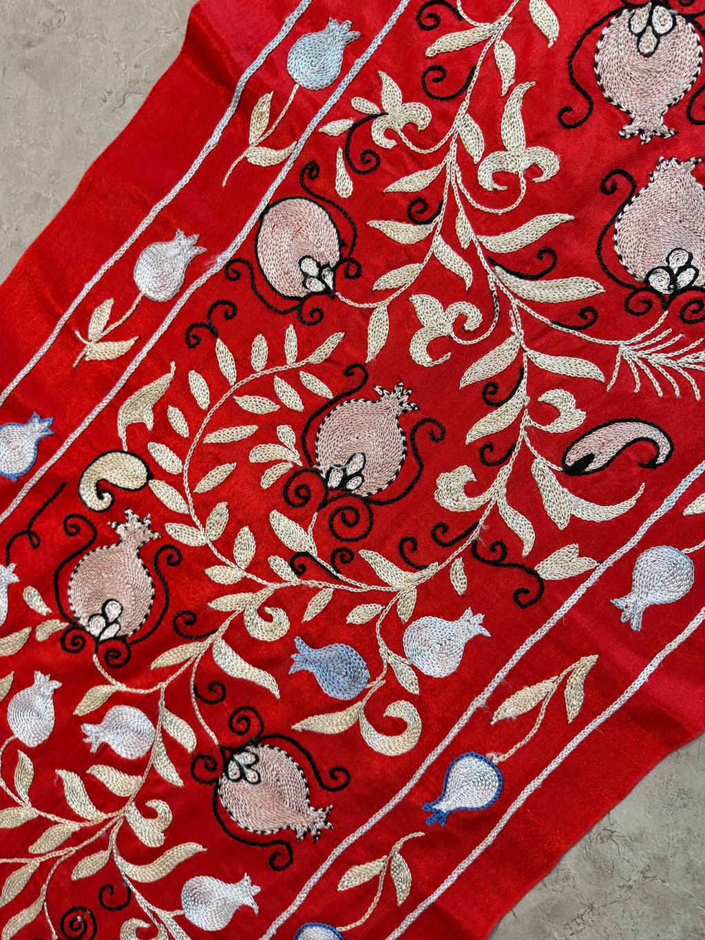 Kırmızı Nar Desenli İşlemeli Suzani Duvar Örtüsü 52 x 190 cm