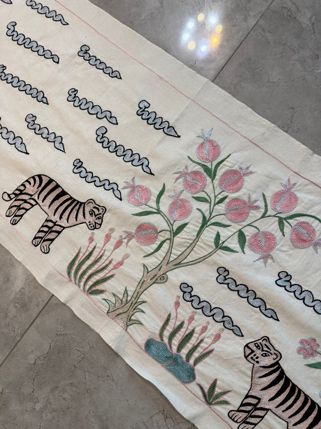 Buhara Bej Kaplan Desenli İşlemeli Suzani 50 x 161 cm