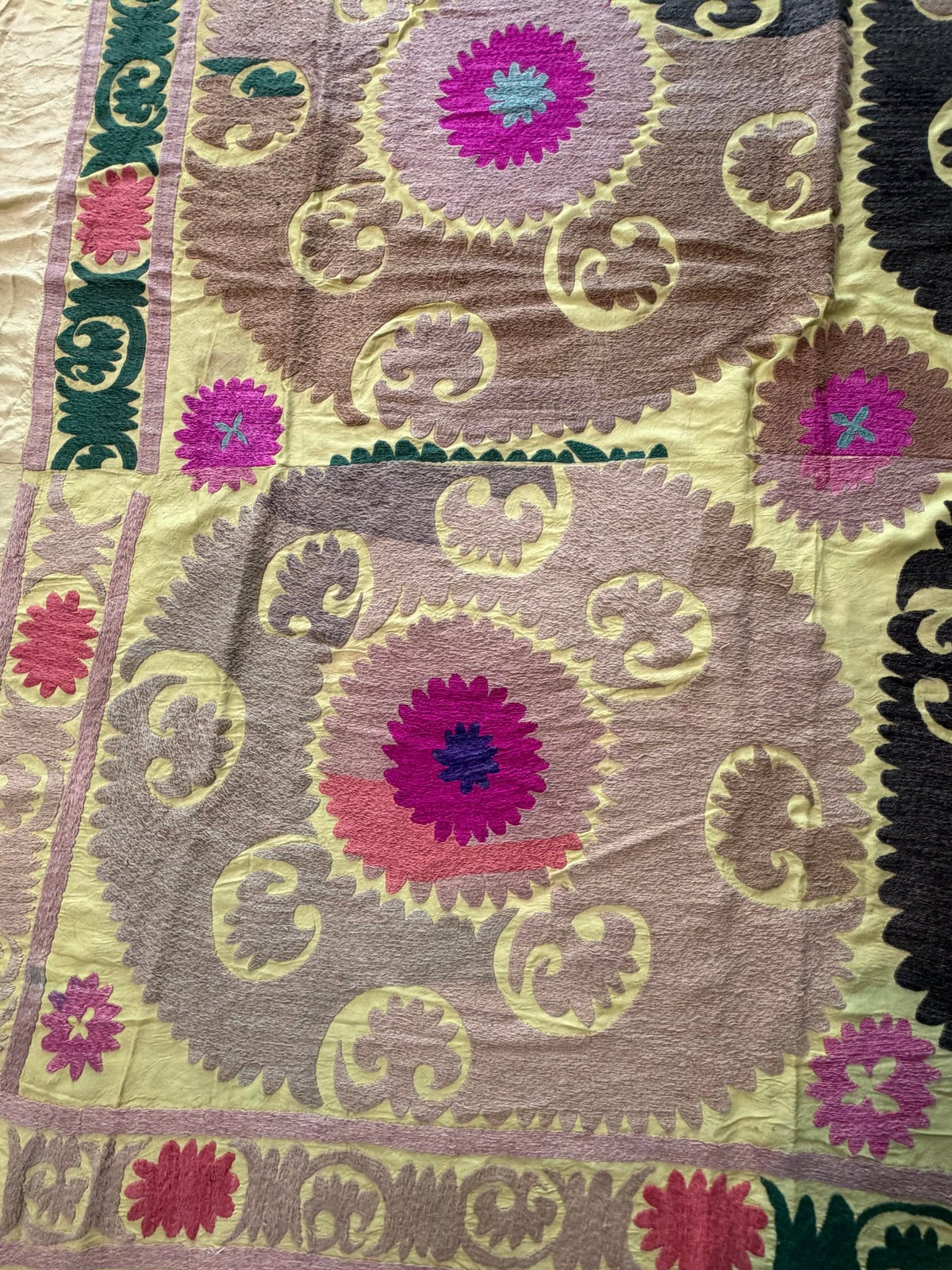 Vintage Sarı Madalyon Desenli El İşlemesi Suzani Duvar Örtüsü 200 x 420 cm