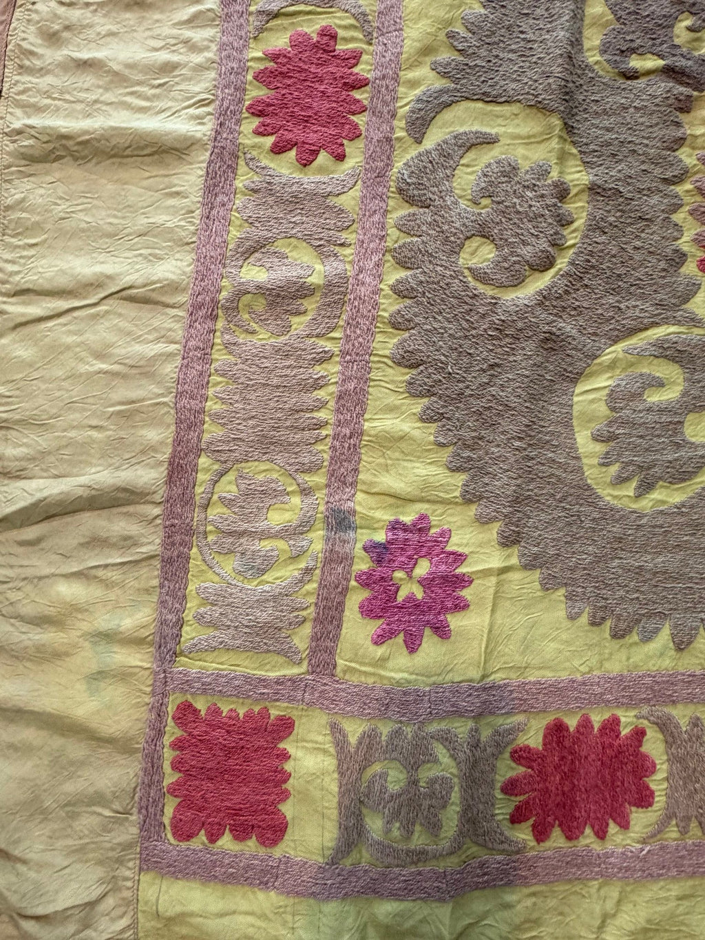 Vintage Sarı Madalyon Desenli El İşlemesi Suzani Duvar Örtüsü 200 x 420 cm