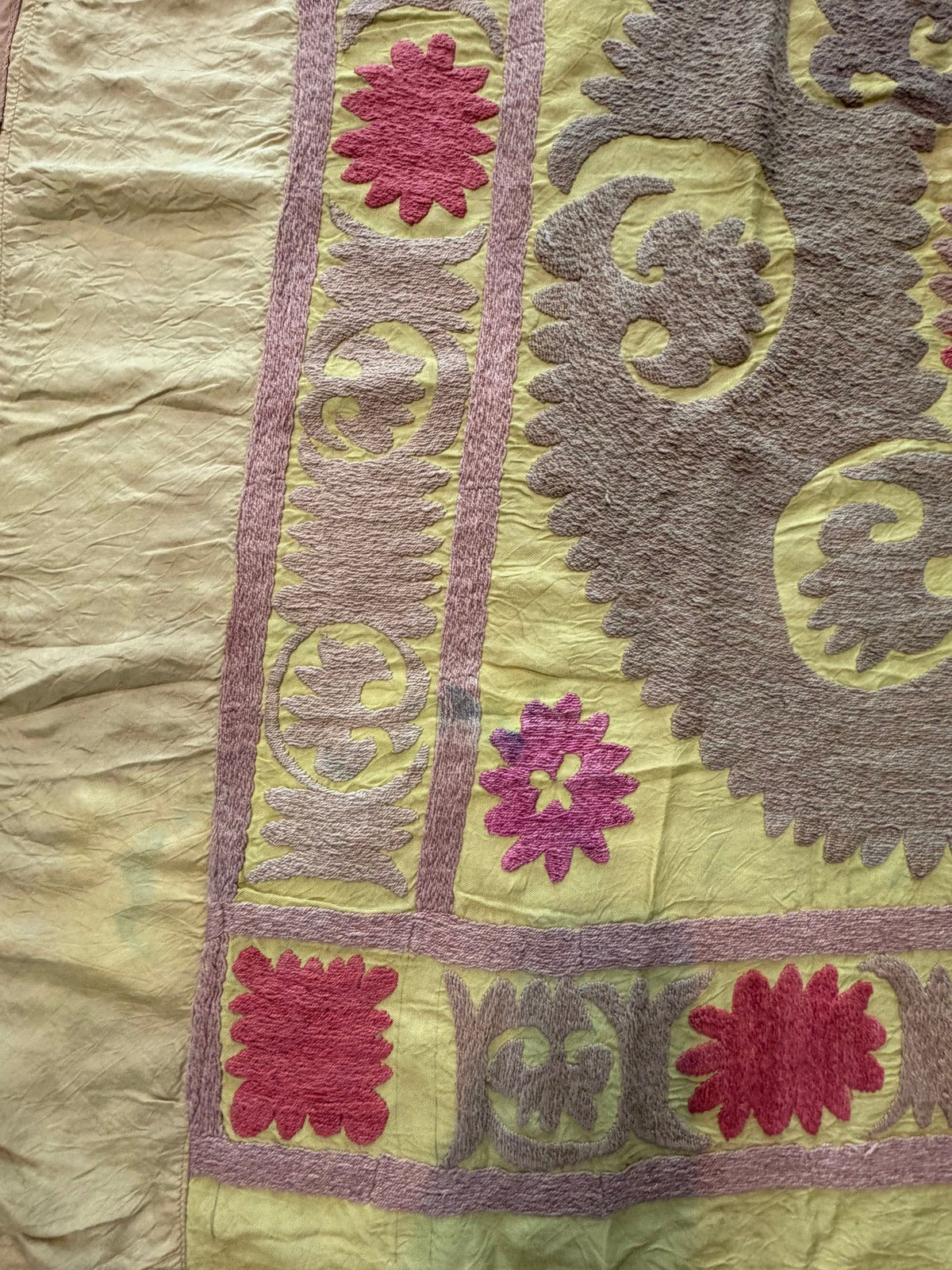 Vintage Sarı Madalyon Desenli El İşlemesi Suzani Duvar Örtüsü 200 x 420 cm