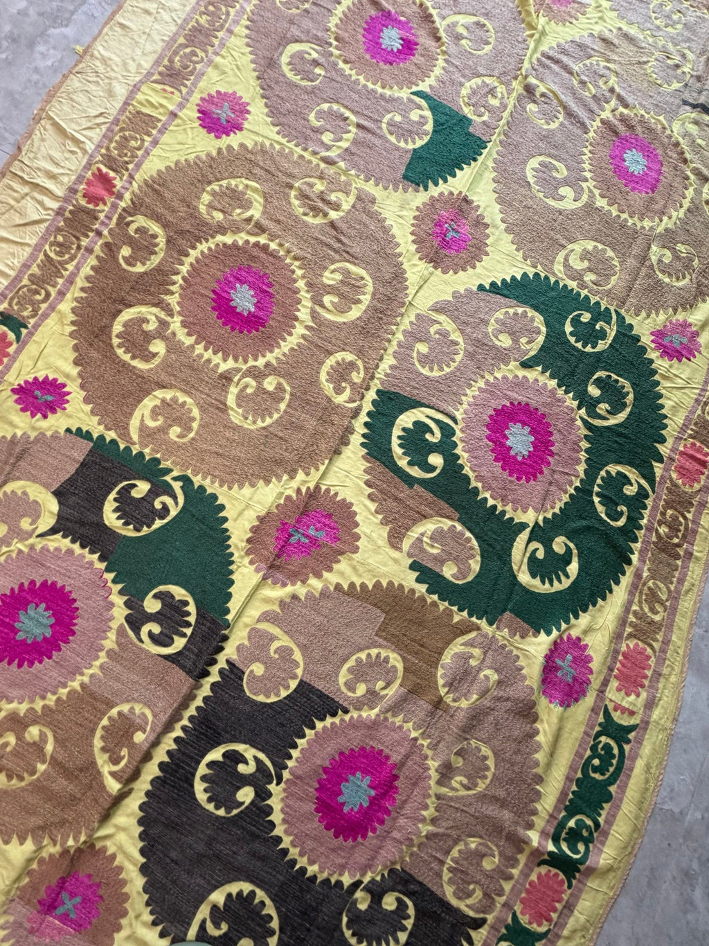 Vintage Sarı Madalyon Desenli El İşlemesi Suzani Duvar Örtüsü 200 x 420 cm