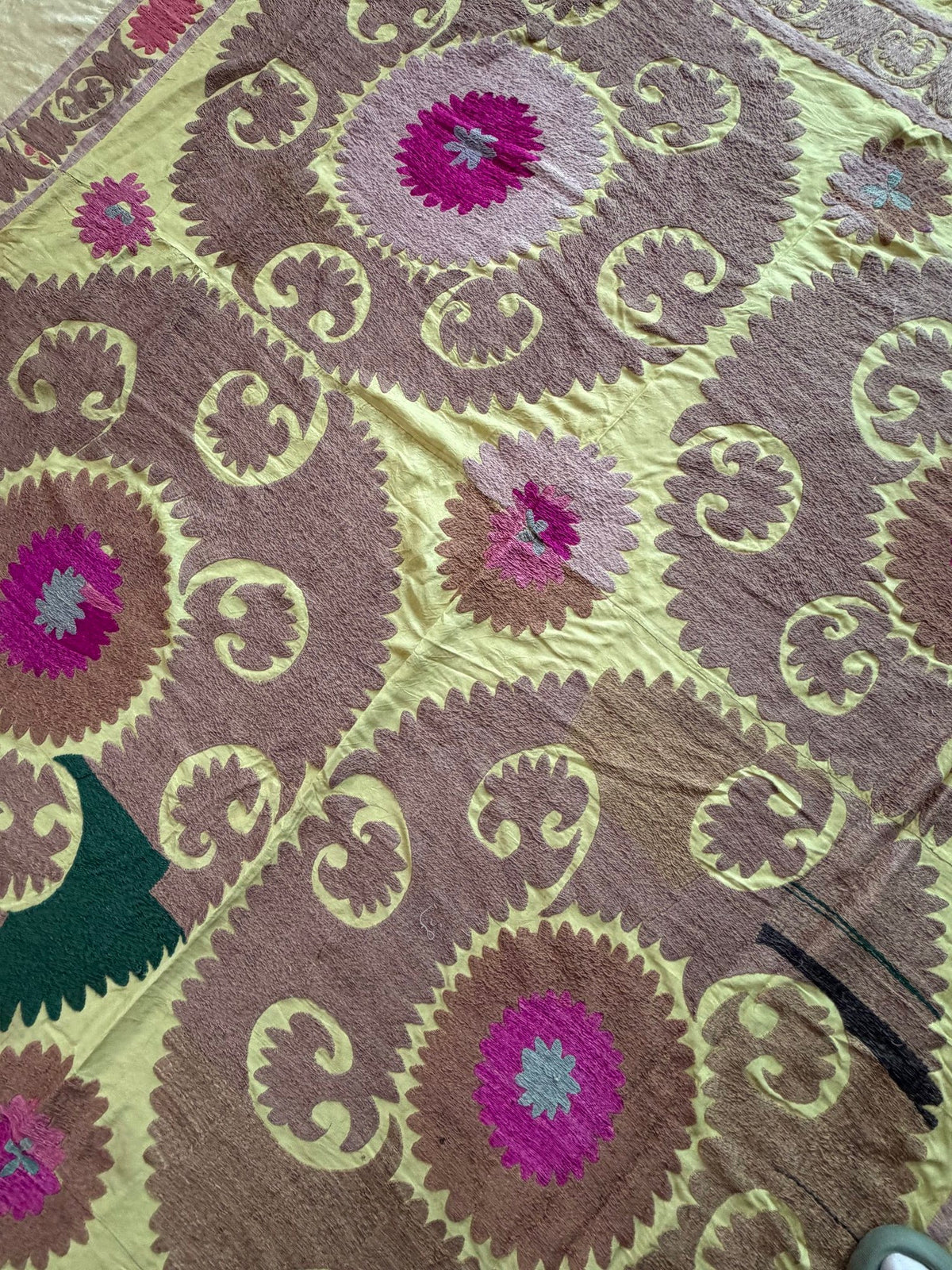 Vintage Sarı Madalyon Desenli El İşlemesi Suzani Duvar Örtüsü 200 x 420 cm
