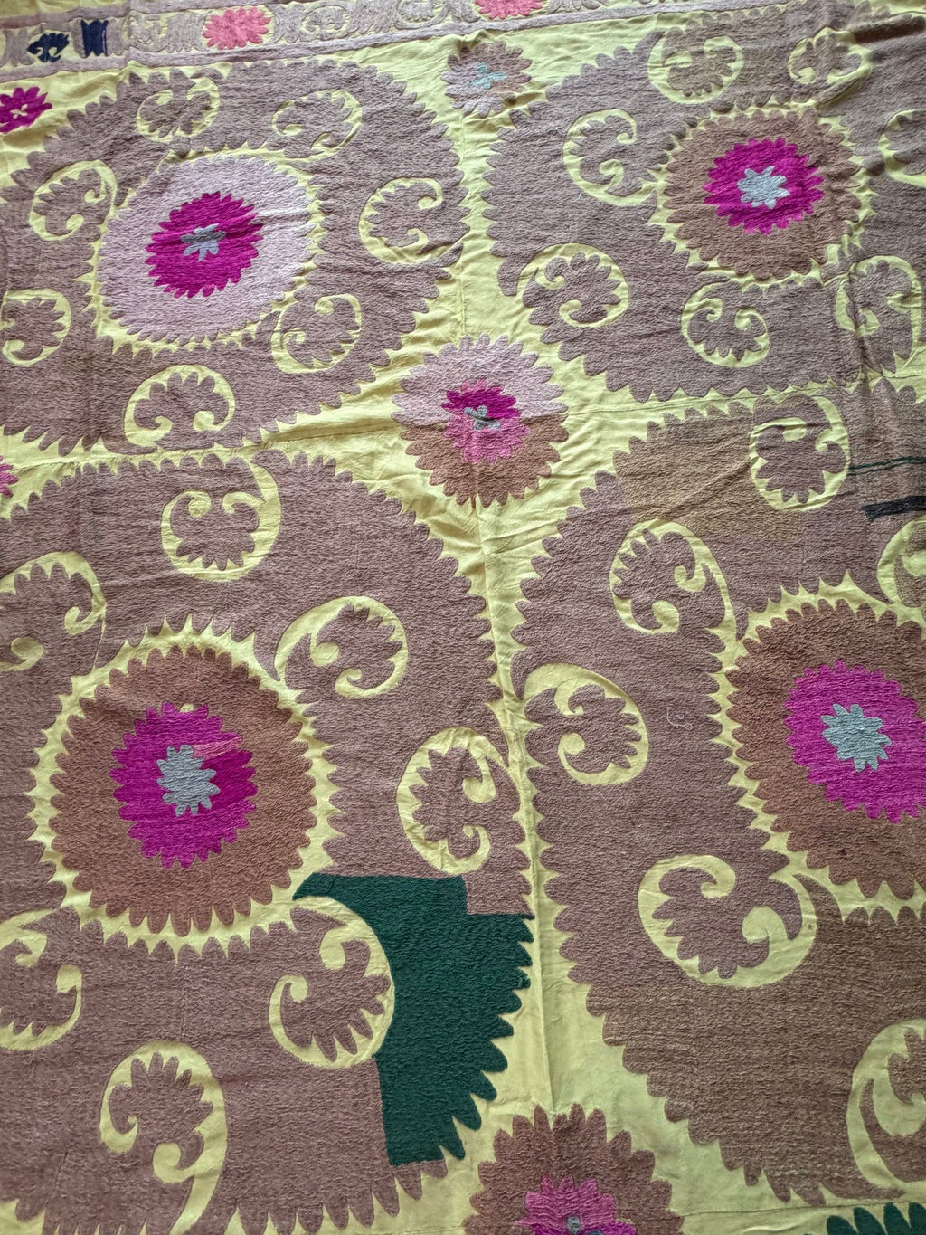 Vintage Sarı Madalyon Desenli El İşlemesi Suzani Duvar Örtüsü 200 x 420 cm
