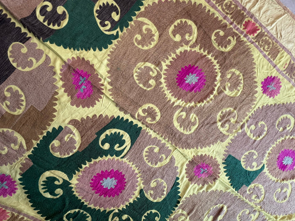 Vintage Sarı Madalyon Desenli El İşlemesi Suzani Duvar Örtüsü 200 x 420 cm
