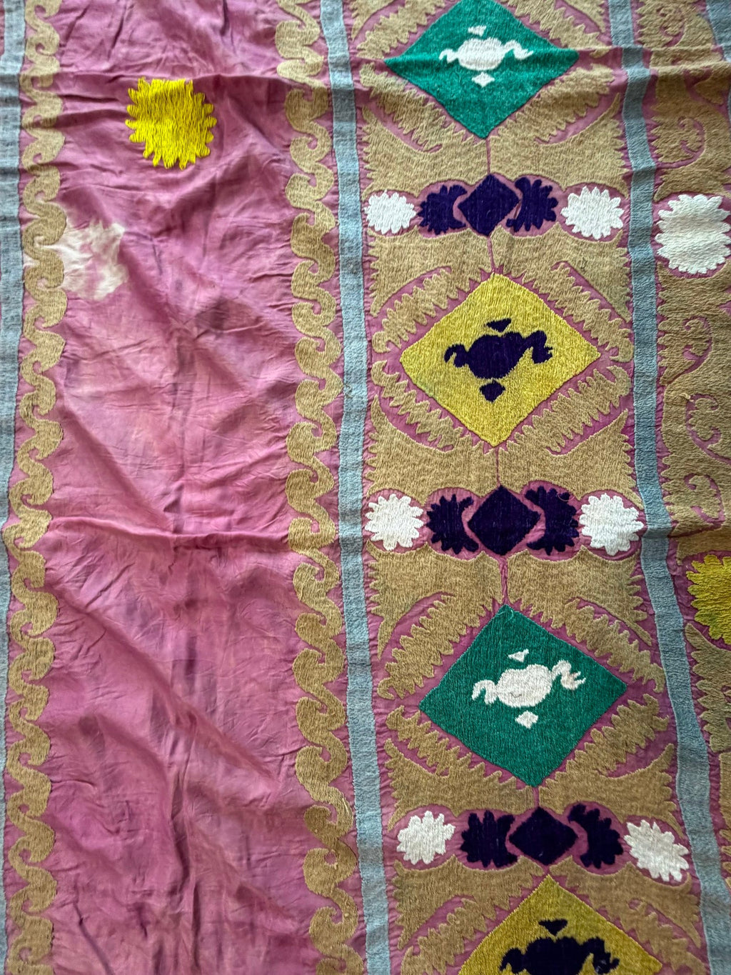 Vintage Pembe Seccade Desenli İşlemeli Suzani Duvar Örtüsü 147 x 225 cm