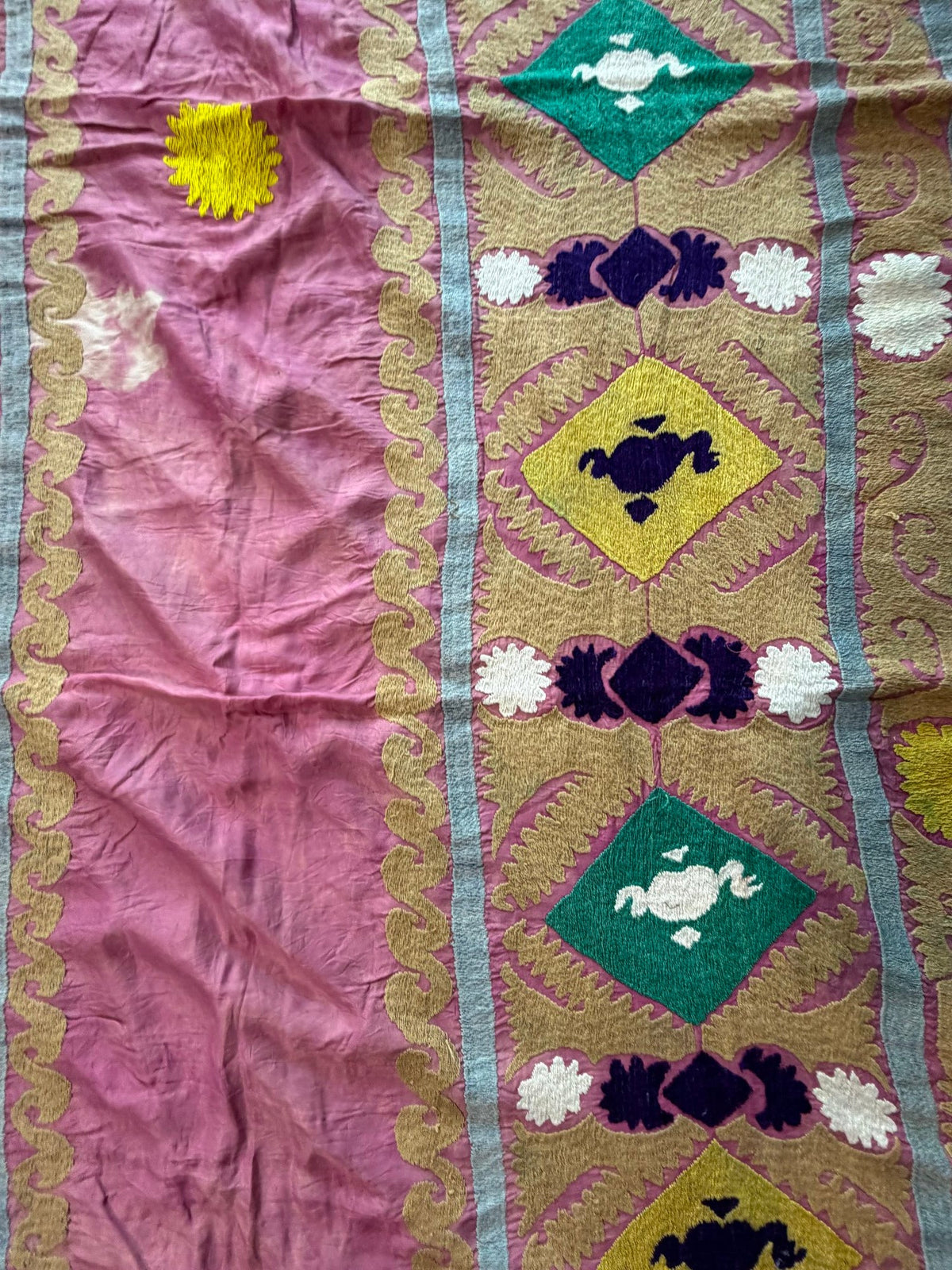 Vintage Pembe Seccade Desenli İşlemeli Suzani Duvar Örtüsü 147 x 225 cm