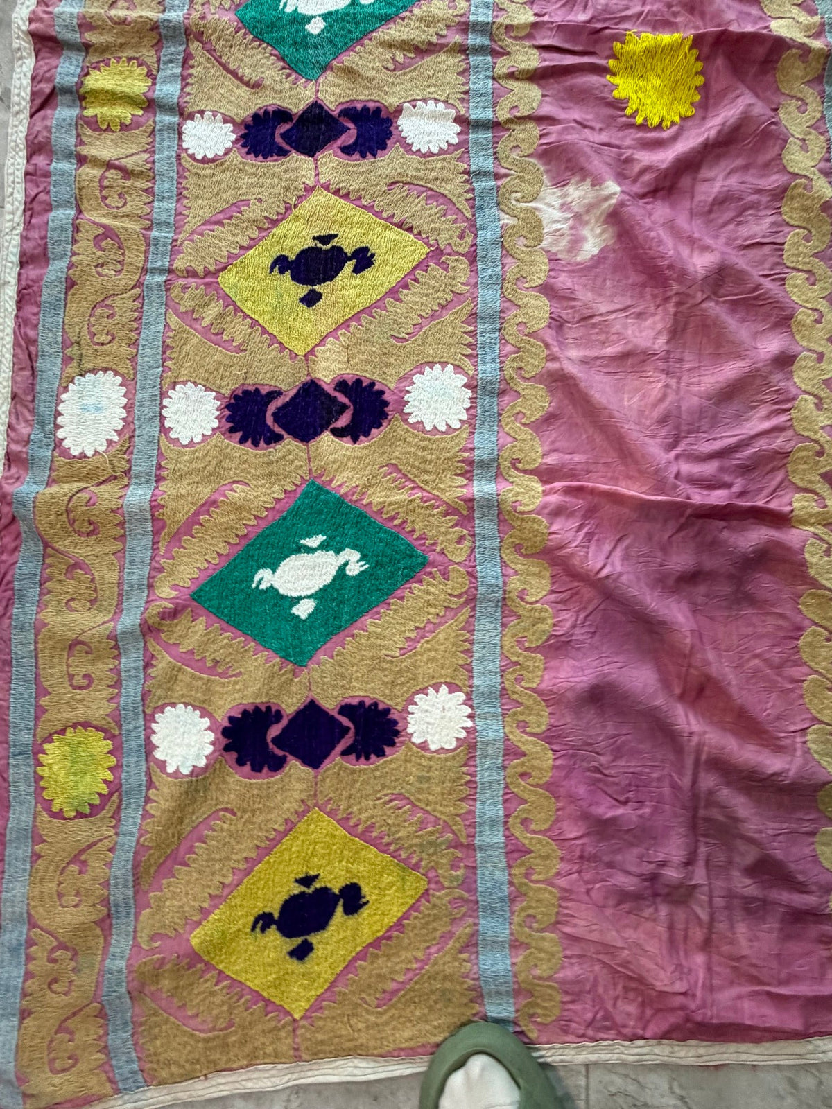 Vintage Pembe Seccade Desenli İşlemeli Suzani Duvar Örtüsü 147 x 225 cm
