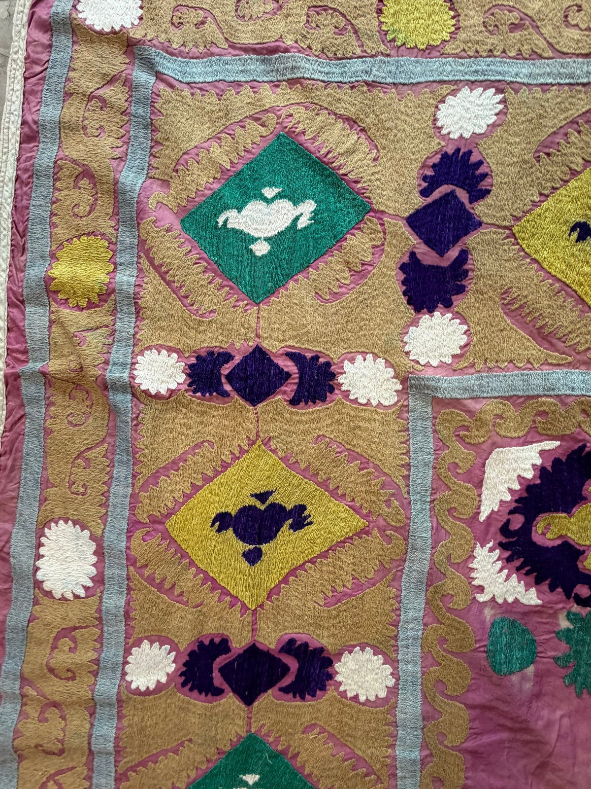 Vintage Pembe Seccade Desenli İşlemeli Suzani Duvar Örtüsü 147 x 225 cm