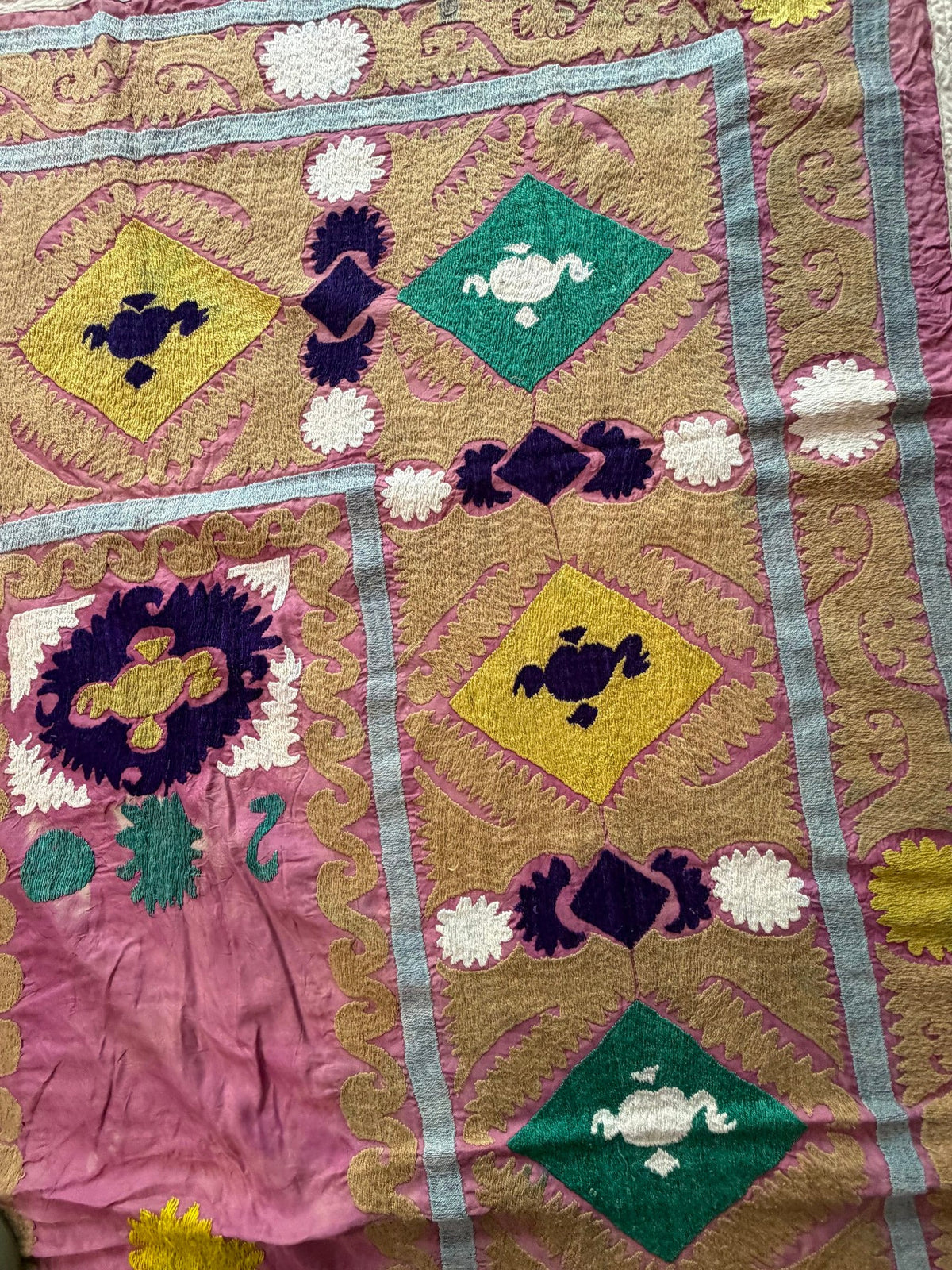 Vintage Pembe Seccade Desenli İşlemeli Suzani Duvar Örtüsü 147 x 225 cm
